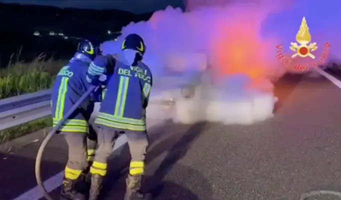 Catanzaro. Divampa auto Sulla SS106, bordo un nucleo familiare tutti salvi. Fotto e Video