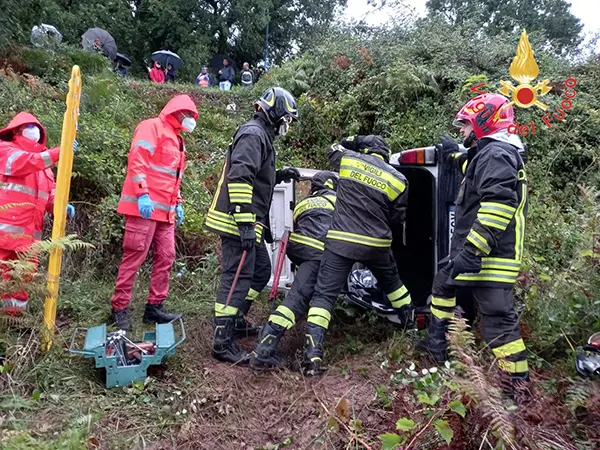 Incidenti Stradali. Auto giù in scarpata i Vvf estraggono uomo ferito dalle lamiere contorte. Foto