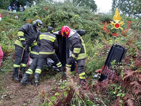 Incidenti Stradali. Auto giù in scarpata i Vvf estraggono uomo ferito dalle lamiere contorte. Foto