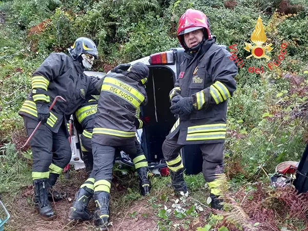 Incidenti Stradali. Auto giù in scarpata i Vvf estraggono uomo ferito dalle lamiere contorte. Foto