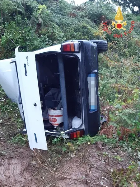 Incidenti Stradali. Auto giù in scarpata i Vvf estraggono uomo ferito dalle lamiere contorte. Foto