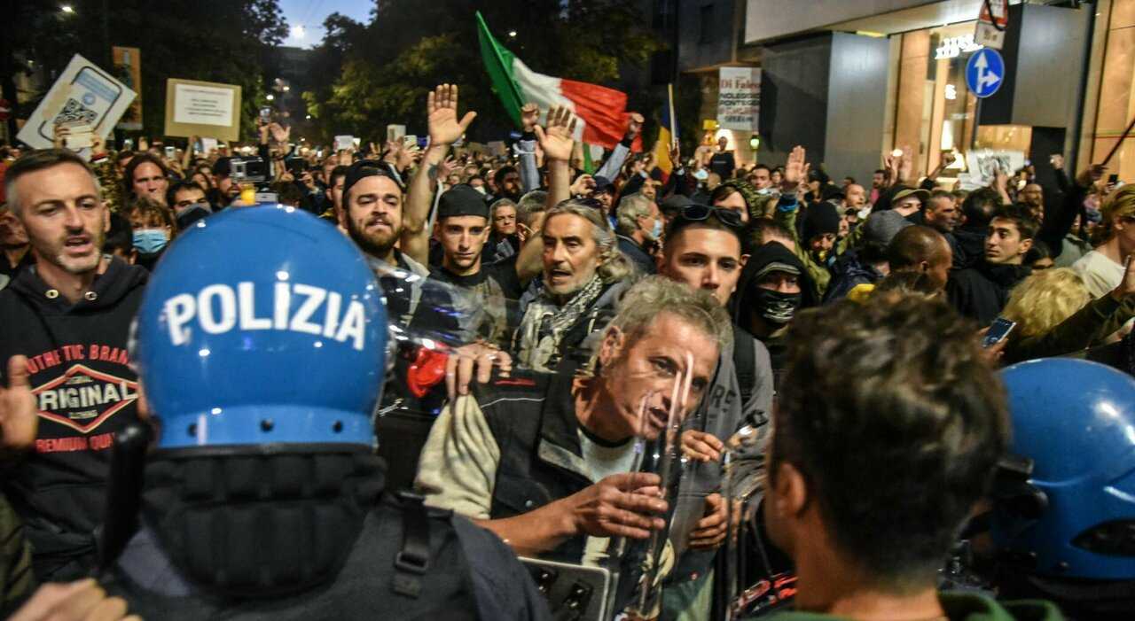 Green pass: scattano denunce per 40 anarchici corteo Milano