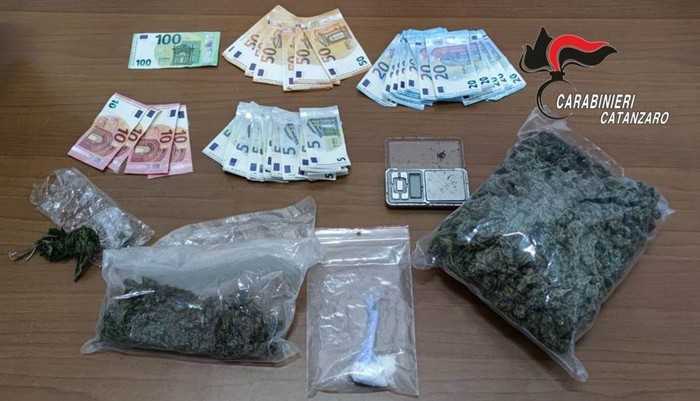 Droga: Taverna, nascondeva stupefacente (marijuana e cocaina) in abitacolo motoape, arresto