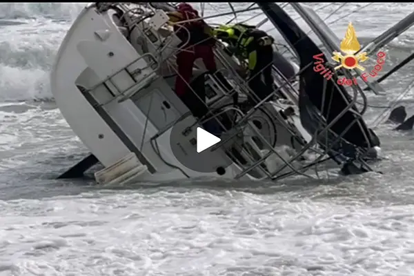 Catanzaro. I Vvf recuperano un natante spiaggiato sulla battigia in loc. Bellino. Video