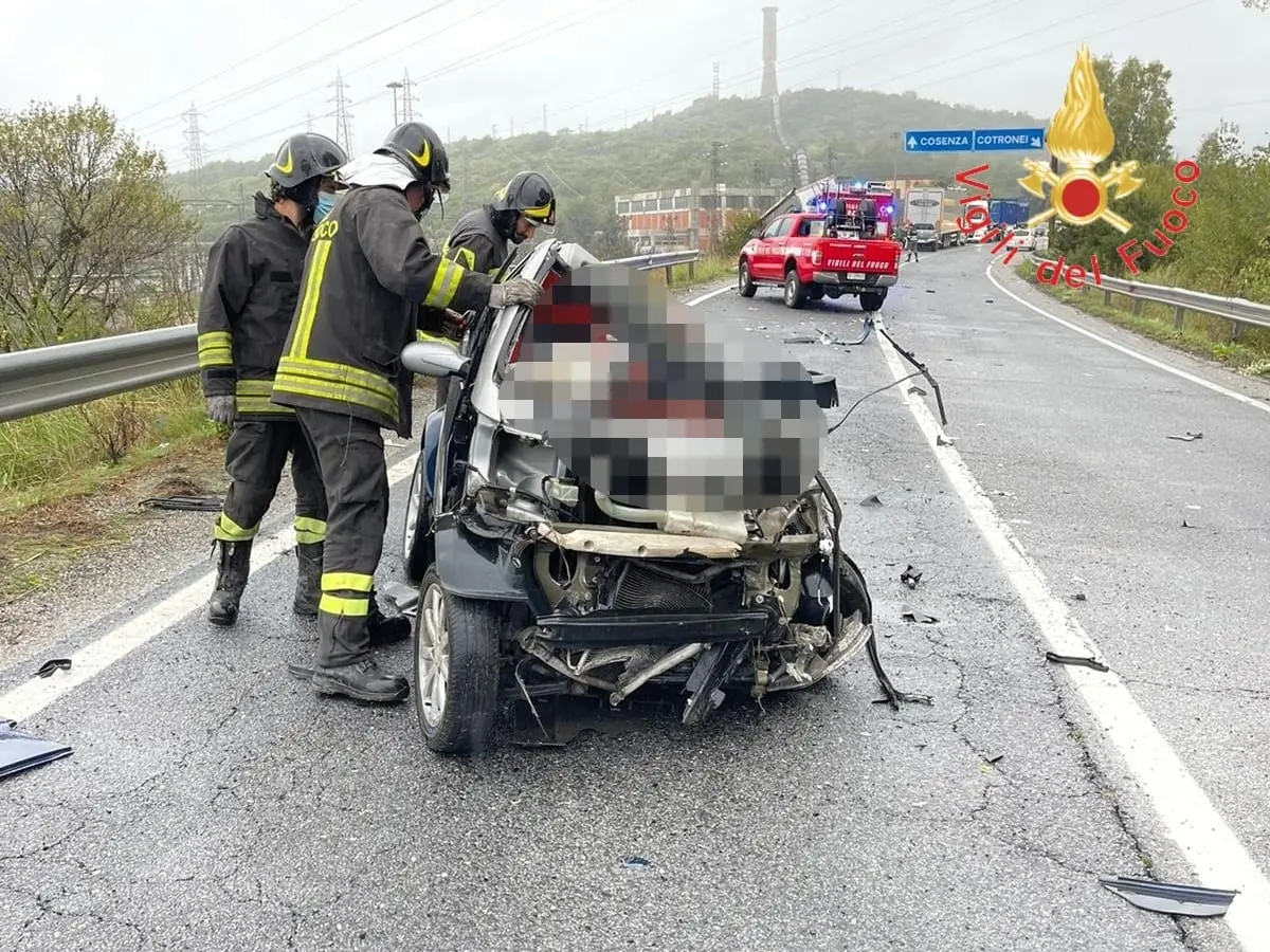 Incidenti Mortali. Santa Severina, SS107 scontro frontale tra Smart ed un autocarro, muore 24enne . Video