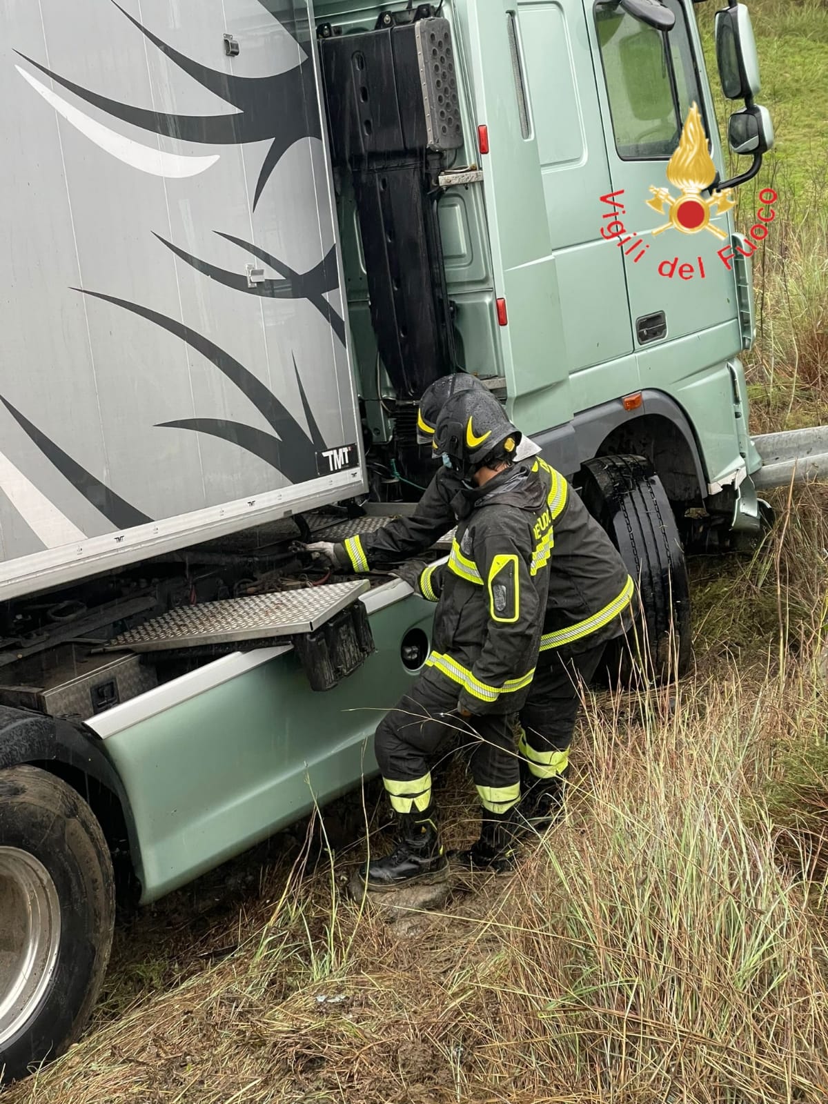 Incidenti Mortali. Santa Severina, SS107 scontro frontale tra Smart ed un autocarro, muore 24enne . Video