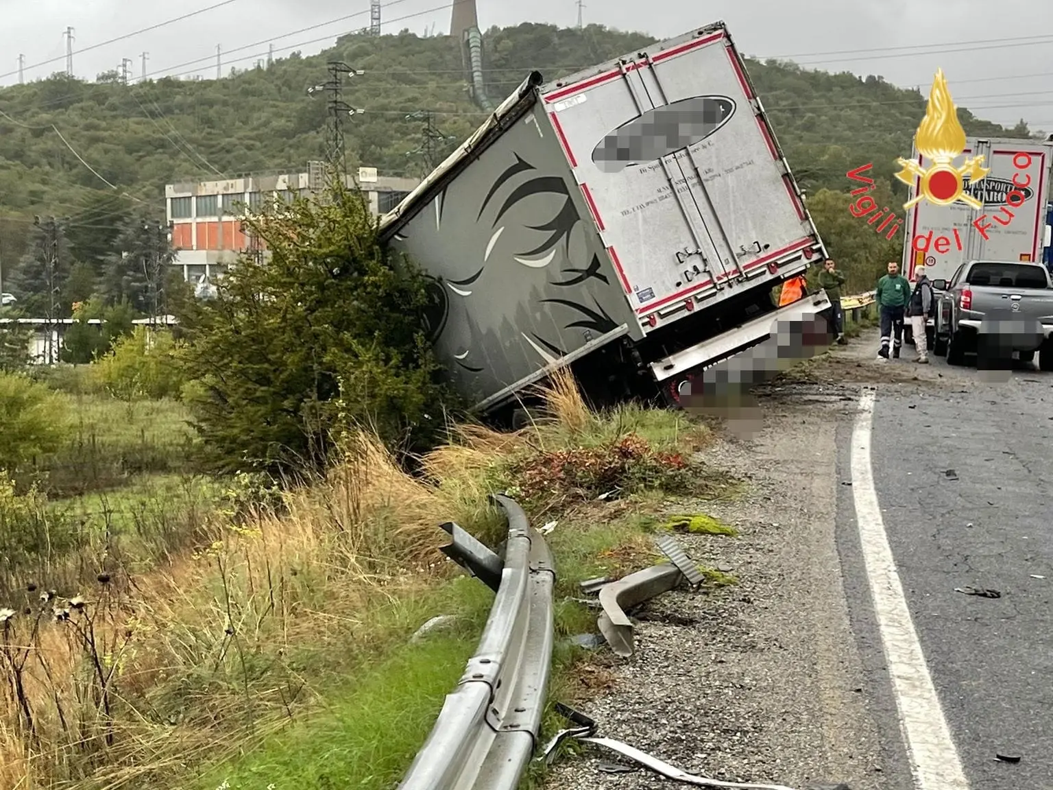 Incidenti Mortali. Santa Severina, SS107 scontro frontale tra Smart ed un autocarro, muore 24enne . Video