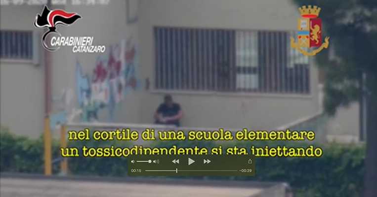 Imponente operazione PS e Cc. Droga spaccio ed estorsioni a Catanzaro: 31 arresti. Uno è minore. Video