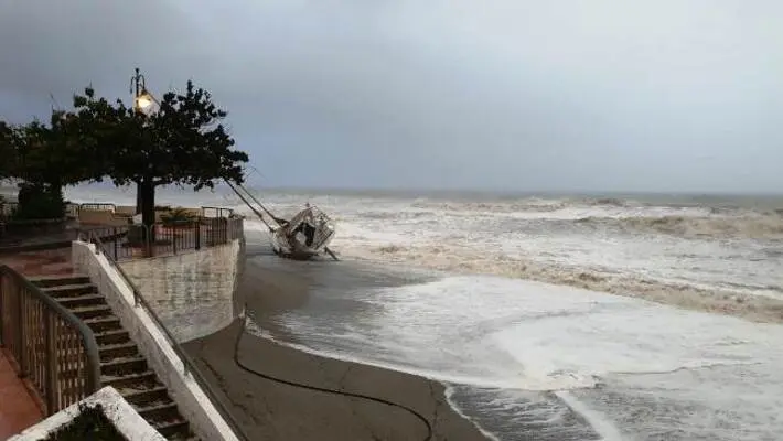 Bovalino-situazione meteo: imperversa il maltempo. Avvistato sulla spiaggia veliero alla deriva!