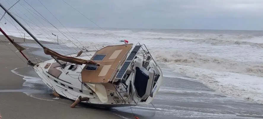 Bovalino (RC)-Aggiornamento meteo: scoperta la provenienza del veliero spiaggiatosi vicino al Lungomare. (VIDEO)