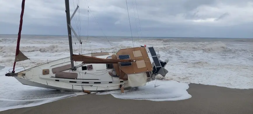 Bovalino (RC)-Aggiornamento meteo: scoperta la provenienza del veliero spiaggiatosi vicino al Lungomare. (VIDEO)