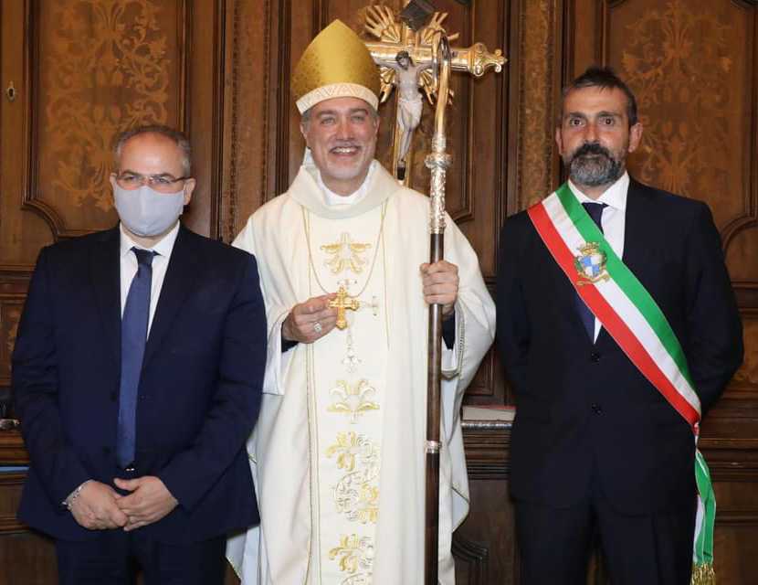 Michele Affidato realizza la croce pettorale per mons. Nostro. L'opera è stata consegnata dal Sindaco Giovanni Macri
