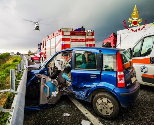 Incidenti stradali. Scontro tra due auto sulla SS106, i Vvf estraggono conducente dalle lamiere, intervento dell'elisoccorso