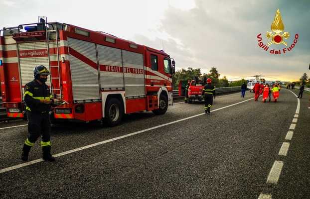 Incidenti stradali. Scontro tra due auto sulla SS106, i Vvf estraggono conducente dalle lamiere, intervento dell'elisoccorso