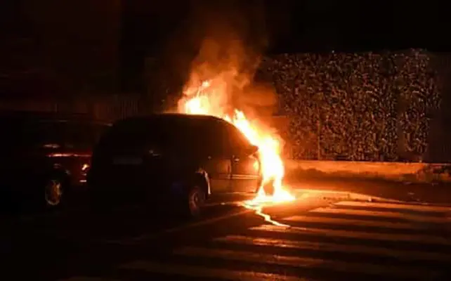 Picchia e minaccia ex moglie e le incendia l'auto, arrestato.