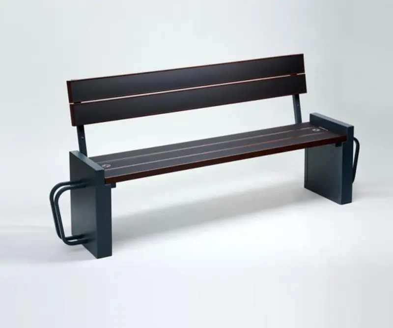 Sellia Smart Village, sono arrivate le “panchine intelligenti” “Smart Benches”