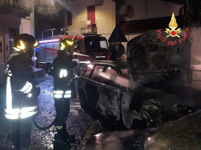 In fiamme tre auto nel catanzarese, ipotesi dolo. Intervenuti dei Vvf e Cc