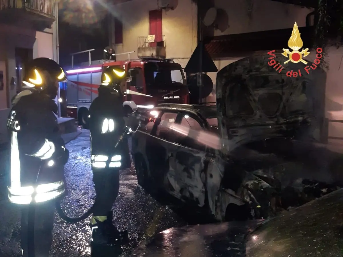 In fiamme tre auto nel catanzarese, ipotesi dolo. Intervenuti dei Vvf e Cc