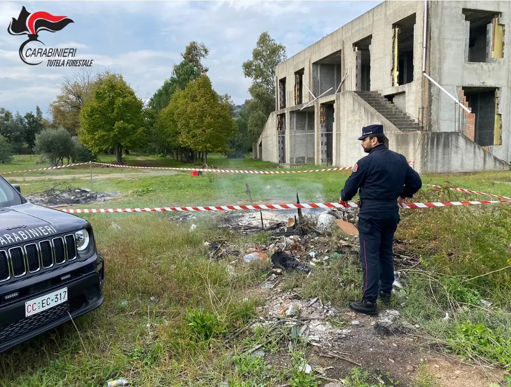 Danno fuoco ai rifiuti in un campo a Montalto Uffugo. Titolare ed operai denunciati per smaltimento illecito.