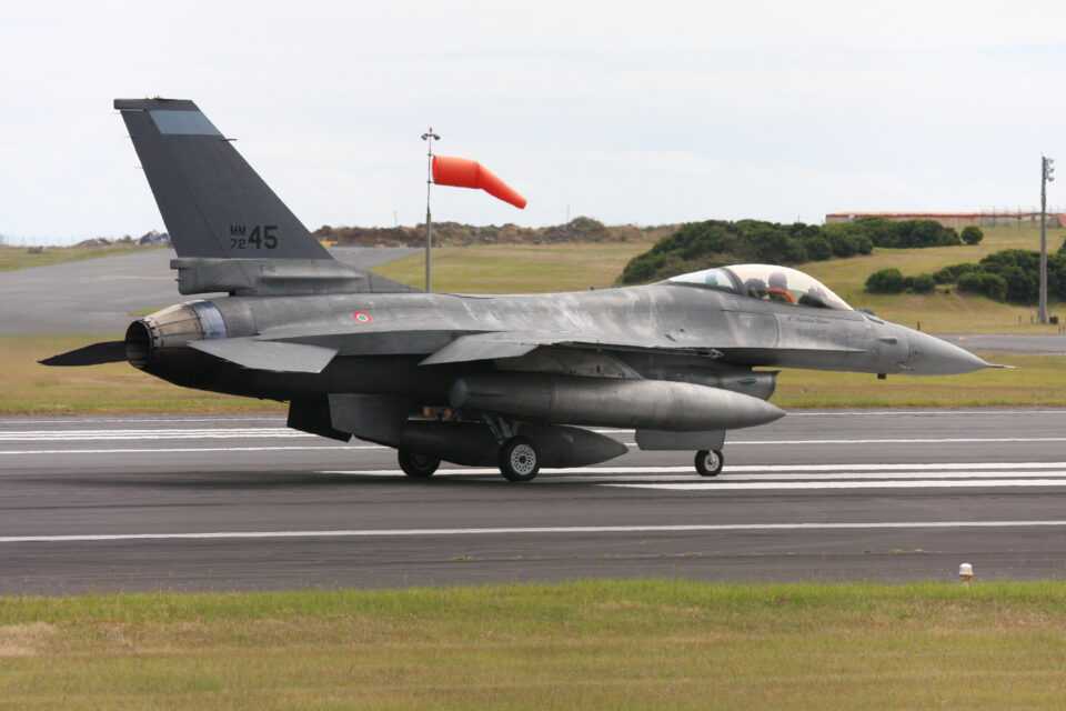 F16 Nato costretto ad atterraggio di emergenza a Crotone Velivolo era in avaria, sganciato serbatoio su terreno