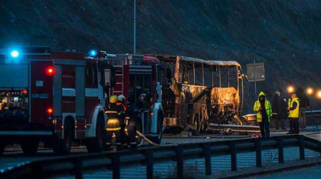 Bus si schianta in autostrada, almeno 45 morti