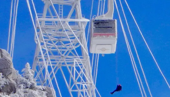 Capodanno da incubo: cavo collassa per il ghiaccio in 21 bloccati al freddo nella cabina della funivia