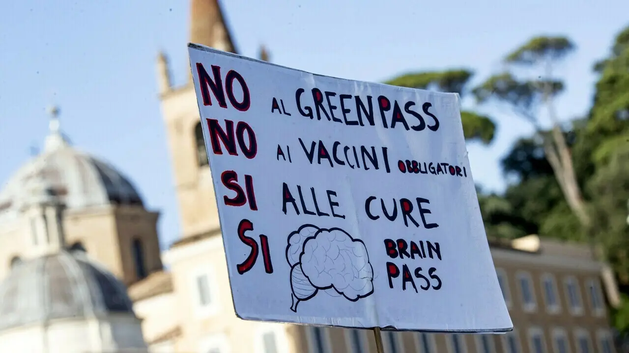 Covid. Tornano in piazza i no vax. Domani manifestazione a Roma