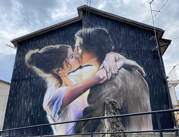 Il murales che racconta l’amore: a Girifalco la nuova opera di Chiaravalloti. Foto-Video