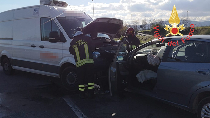 Incidenti Stradali. Soverato, scontro tra auto e furgone bilancio un ferito, intervento dei Vvf e Suem118