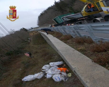 Rifiuti cimiteriali abbandonati su A2, tre denunce Polstrada