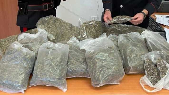 Droga: 29enne con oltre 6,5 kg marijuana in magazzino, arrestato.