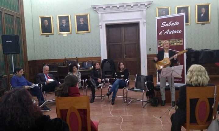 Cultura. Presentata a Sabato d’Autore la poesia protesta Terra santissima di Giusy Staropoli Calafati