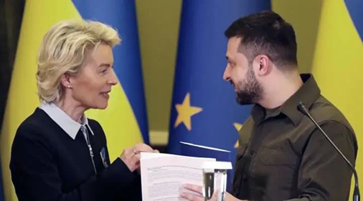 Guerra. Von der Leyen consegna i documenti: "Oggi inizia il percorso di Kiev verso l'Ue"