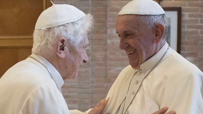 Papa Francesco visita Benedetto per i suoi 95 anni: colloquio affettuoso e una preghiera insieme