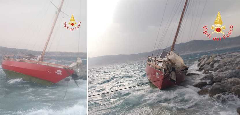 Stretto di Messina. Barca a vela nella tempesta si incaglia sugli scogli, Vvf e Capitaneria di Porto salvano l'equipaggio