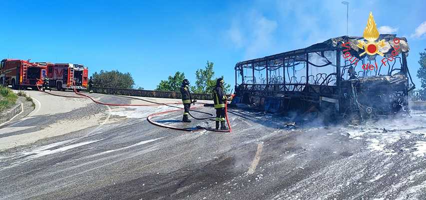 Incendio autobus delle Ferrovie della Calabria. Intervento dei Vvf