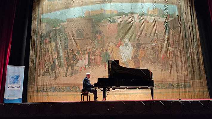 Lunghi applausi per il pianista di fama internazionale Danilo Rea al teatro Rendano