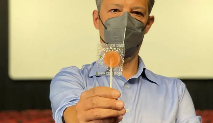Covid: protesta anti obbligo Ffp2, cinema regalano leccalecca