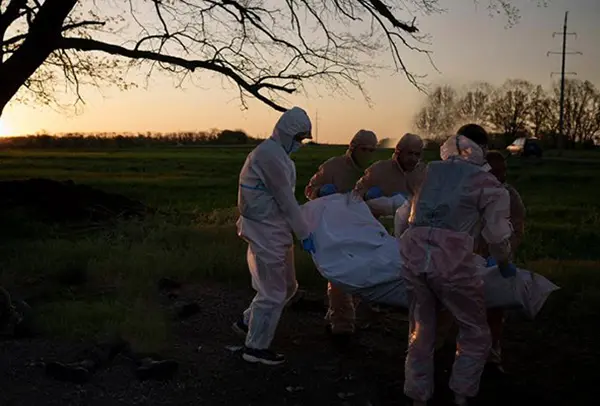 Guerra in Ucraina: giorno 77. Kiev: I russi abbandonano i cadaveri dei loro soldati