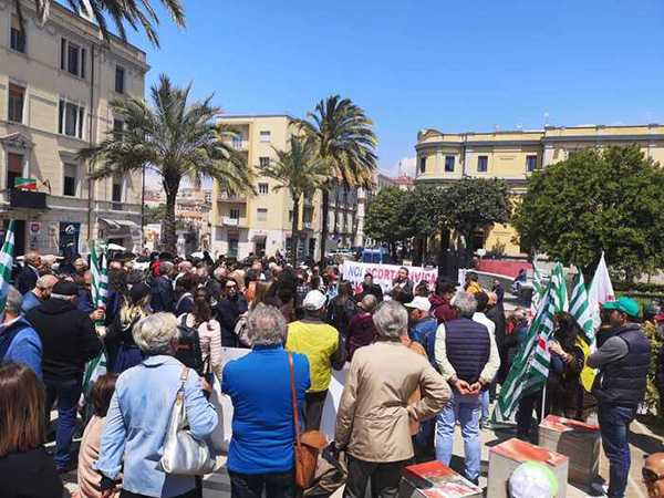 Gratteri: 'scorta civica' a magistrato, centinaia in piazza