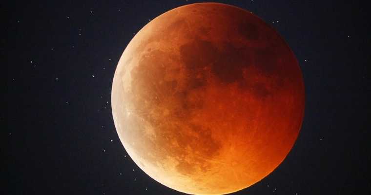 Appuntamento con l'eclissi, nella notte la Superluna rossa