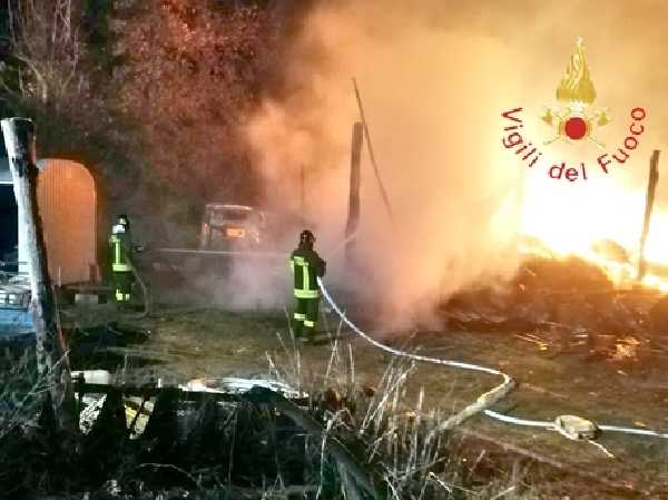 Incendio distrugge 5 mezzi nel cosentino, probabile dolo