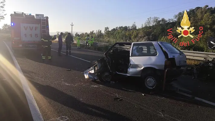 Incidenti stradali. SS682 scontro tra due auto, drammatico bilancio un morto e tre feriti
