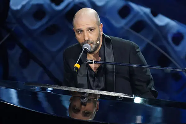 Checco Zalone torna al teatro con il nuovo spettacolo “Amore + Iva”. Il dettaglio del Tour