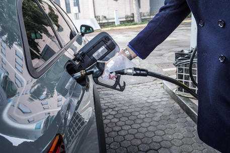 Benzina sale ancora, al self a 2,018 euro al litro