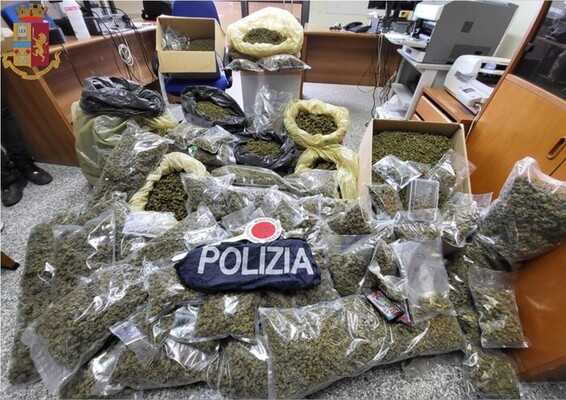 Droga: teneva in casa 51 kg di marijuana, arrestato