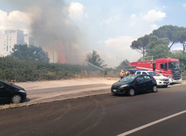 Maxi incendio a Roma, 15 persone intossicate