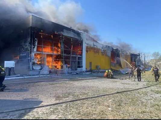 Guerra: missili russi fanno strage in un centro commerciale sulle rive del Dnipro