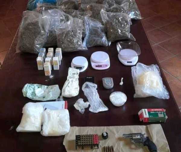 Calabria Droga: trovato con 1 kg di cocaina e 19 di marijuana arrestato dei carabinieri