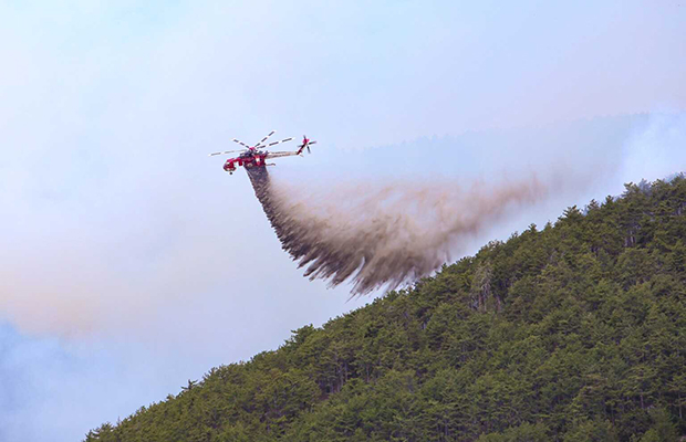 Incendi. Protezione civile, impegnati Canadair ed elicotteri